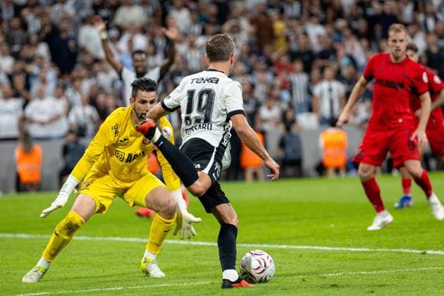 Besiktas JK vs Corum FK Trendyol Super League 3rd week Leandro Trossard of Besiktas JK kicks the ball during the Trendyol Super League 3nd week match between Besiktas JK and Corum FK at Tupras Stadium on August 31th, 2026. Istanbul Turkey  Copyright: xBurakxBasturkx