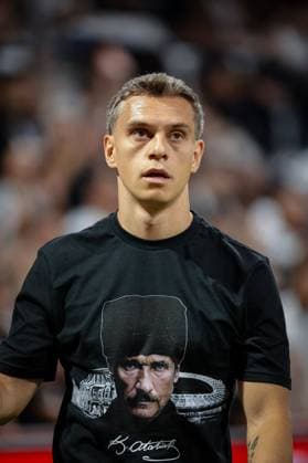 Besiktas JK vs Corum FK Trendyol Super League 3rd week Leandro Trossard of Besiktas JK warms up prior to the Trendyol Super League 3nd week match between Besiktas JK and Corum FK at Tupras Stadium on August 31th, 2026. Istanbul Turkey  Copyright: xBurakxBasturkx