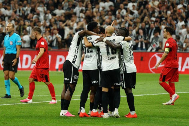 August 31, 2026, Besiktas, Istanbul, Turkey: Dusan Vlahovic of Besiktas celebrates with his teammates after scoring his team s second goal during the Turkish Super League 2026 27 match between Besiktas vs Corum at Besiktas Park in Istanbul, Turkey, on August 31, 2026. Besiktas Turkey - ZUMAu194 20260831_zip_u194_014 Copyright: xTolgaxUluturkx