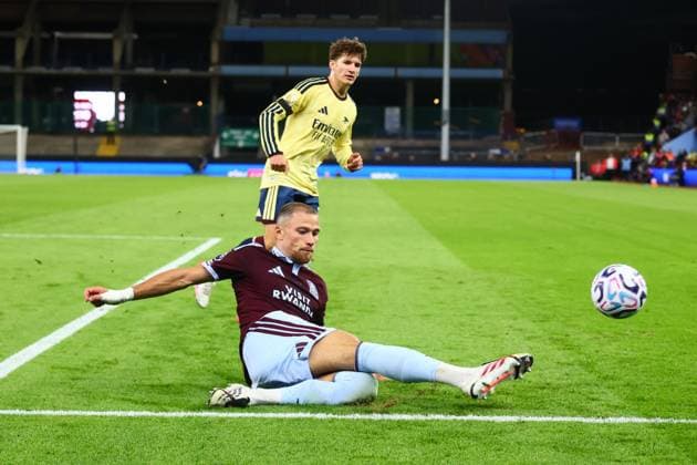 Matty Cash of Aston Villa clears from Christos Tzolis of Arsenal Aston Villa v Arsenal, Premier League Football, Football, Villa Park, Birmingham, UK - 31 Aug 2026Birmingham Villa Park United Kingdom EDITORIAL USE ONLY No use with unauthorised audio, video, data, fixture lists, club league logos or live services. Online in-match use limited to 120 images, no video emulation. No use in betting, games or single club league player publications. Copyright: xPaulxCurrie Shutterstockx 17126356z