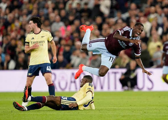 Birmingham, England, 31st August 2026. Nicolas Jackson of Aston Villa tackled by Cristhian Mosquera of Arsenal during the Aston Villa vs Arsenal Premier League match at Villa Park, Birmingham. Picture credit should read: Andrew Yates Sportimage EDITORIAL USE ONLY. No use with unauthorised audio, video, data, fixture lists, club league logos or live services. Online in-match use limited to 120 images, no video emulation. No use in betting, games or single club league player publications. SPI_038_AY_Villa_Arsenal SPI-4946-0038
