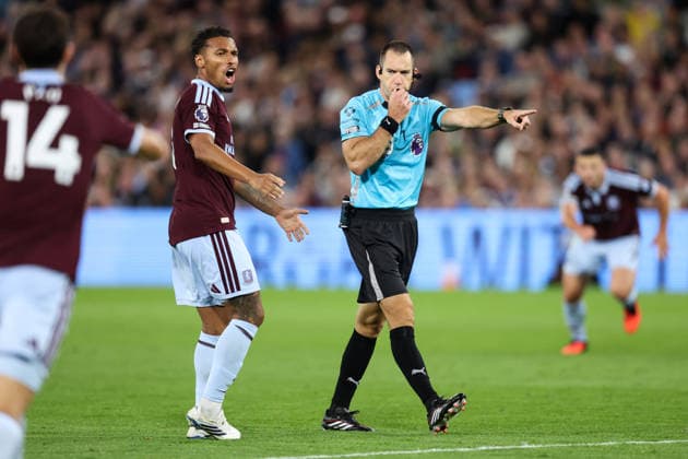 Aston Villa v Arsenal 31 August 2026, Aston - Premier League Football - Aston Villa v Arsenal - Match referee Jarred Gillett points to the penalty spot as Boubacar Kamara of Aston Villa reacts before the decision was changed to direct free kick by VAR - Photo: Charlotte Wilson Offside. Aston UK Copyright: xCharlottexWilsonx xOffsidexOffside