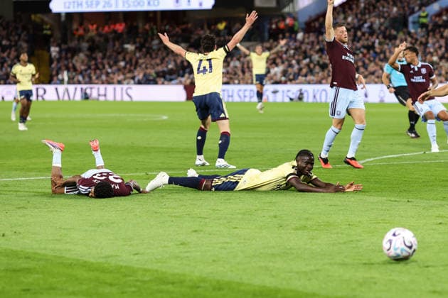 Aston Villa v Arsenal 31 August 2026, Aston - Premier League Football - Aston Villa v Arsenal - Bukayo Saka of Arsenal goes down from the challenge of Ian Maatsen of Aston Villa which was given as a penalty then changed to direct free kick - Photo: Charlotte Wilson Offside. Aston UK Copyright: xCharlottexWilsonx xOffsidexOffside