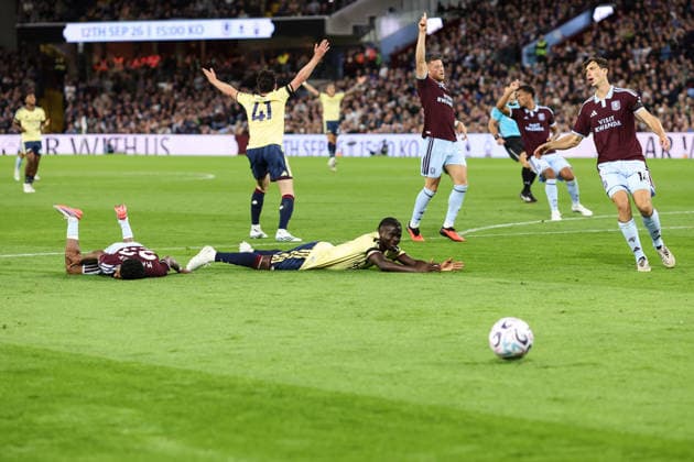Aston Villa v Arsenal 31 August 2026, Aston - Premier League Football - Aston Villa v Arsenal - Bukayo Saka of Arsenal goes down from the challenge of Ian Maatsen of Aston Villa which was given as a penalty then changed to direct free kick - Photo: Charlotte Wilson Offside. Aston UK Copyright: xCharlottexWilsonx xOffsidexOffside
