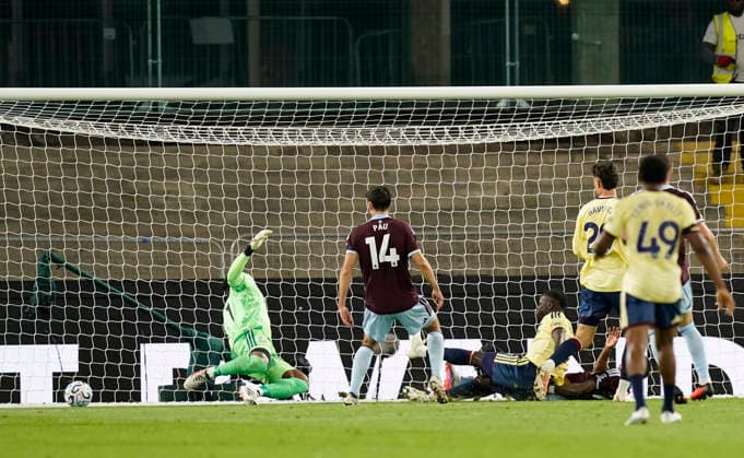 Birmingham, England, 31st August 2026. Bukayo Saka of Arsenal scores the first goal during the Aston Villa vs Arsenal Premier League match at Villa Park, Birmingham. Picture credit should read: Andrew Yates Sportimage EDITORIAL USE ONLY. No use with unauthorised audio, video, data, fixture lists, club league logos or live services. Online in-match use limited to 120 images, no video emulation. No use in betting, games or single club league player publications. SPI_043_AY_Villa_Arsenal SPI-4946-0043