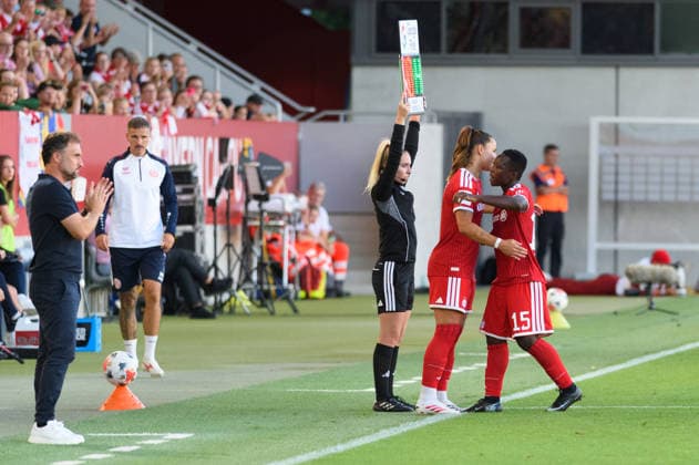 MUNICH, GERMANY - APRIL 06: Lena Oberdorf (8 FC Bayern Munich) gets subbon on for Bernadette Amani (15 FC Bayern Munich) during the Google Pixel Frauen-Bundesliga match between FC Bayern Munich and Mainz 05 at FC Bayern Campus Munich, Germany. (Photo by Sven Beyrich Sports Press Photo)  Copyright: xSvenxBeyrich SPPx Sportspressphoto_SPR221550