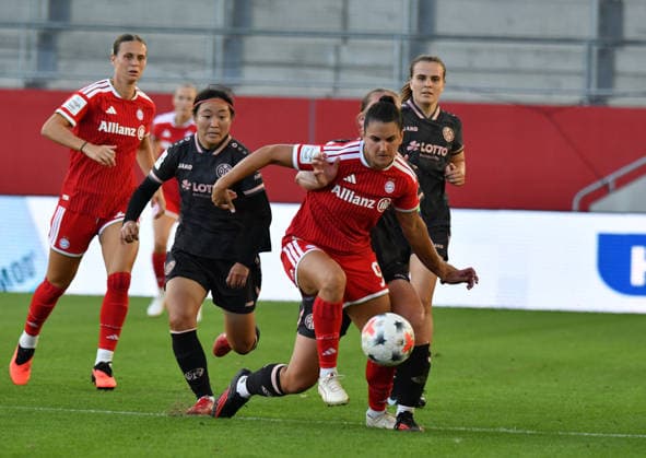 31.08.2026, Allianz Arena, Muenchen, GER, Frauenbundesliga, FC Bayern Muenchen vs 1.FSV Mainz 05 , Rio Takizawa (Mainz), Jovana Damnjanovic (Muenchen) (Photo by Midori Ikenouchi Hasan Bratic DeFodi Images) - *** August 31, 2026, Allianz Arena, Munich, GER, Women s Bundesliga, FC Bayern Munich vs. 1. FSV Mainz 05, Rio Takizawa (Mainz), Jovana Damnjanovic (Munich). Photo by Midori Ikenouchi, Hasan Bratic, DeFodi Images