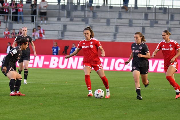 31.08.2026, Allianz Arena, Muenchen, GER, Frauenbundesliga, FC Bayern Muenchen vs 1.FSV Mainz 05 , Rio Takizawa (Mainz), Katharina Naschenweng (Muenchen), Kara Bathmann (Mainz) (Photo by Midori Ikenouchi Hasan Bratic DeFodi Images) - *** August 31, 2026, Allianz Arena, Munich, GER, Women s Bundesliga, FC Bayern Munich vs. 1. FSV Mainz 05, Rio Takizawa (Mainz), Katharina Naschenweng (Munich), Kara Bathmann (Mainz). Photo by Midori Ikenouchi, Hasan Bratic, DeFodi Images