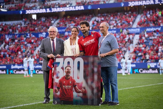 CA Osasuna v Getafe CF - LaLiga EA Sports Ruben Garcia of CA Osasuna gets a tribute from CA Osasuna for playing 300 matches prior to the LaLiga EA Sports match between CA Osasuna and Getafe CF at El Sadar on August 31, 2026, in Pamplona, Spain. Pamplona El Sadar Navarra Spain RL_CAOvGET_LALIGA_2K26_000010 Copyright: xRicardoxLarreinax