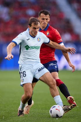 CA Osasuna v Getafe CF - LaLiga EA Sports Francho Serrano of Getafe CF competes for the ball with Ante Budimir of CA Osasuna during the LaLiga EA Sports match between CA Osasuna and Getafe CF at El Sadar on August 31, 2026, in Pamplona, Spain. Pamplona El Sadar Navarra Spain RL_CAOvGET_LALIGA_2K26_000027 Copyright: xRicardoxLarreinax