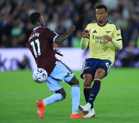 Aston Villa FC v Arsenal FC - Premier League 2026 27 Nicolas Jackson of Aston Villa and Gabriel Magalhaes of Arsenal challenge during the Premier League 2026 27 match between Aston Villa FC and Arsenal FC at Villa Park on August 31, 2026 in Birmingham, England. WARNING! This Photograph May Only Be Used For Newspaper And Or Magazine Editorial Purposes. May Not Be Used For Publications Involving 1 player, 1 Club Or 1 Competition Without Written Authorisation From Football DataCo Ltd. For Any Queries, Please Contact Football DataCo Ltd on +44 (0) 207 864 9121 Birmingham Villa Park England United Kingdom Copyright: xAllstarxPicturexLibraryxLtdx