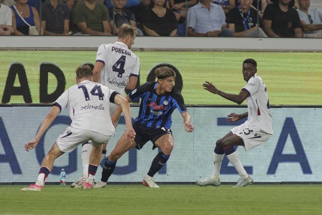 SOCCER - Serie A - Atalanta BC vs. Bologna FC Photo by IPA ABACAPRESS.COM87982441 - Charles De Ketelaere of Atalanta BC battles for the ball with Torbjorn Lysaker Heggem of Bologna FC, Tommaso Pobega of Bologna FC, and Rahim Alhassane of Bologna FC during the Atalanta BC vs. Bologna BFC a 2026-27 Enilive Serie A match at the New Balance Arena in Bergamo (BG), Italy, on August 31, 2026. Bergamo Italy  Copyright: xIPAxSport ABACAx