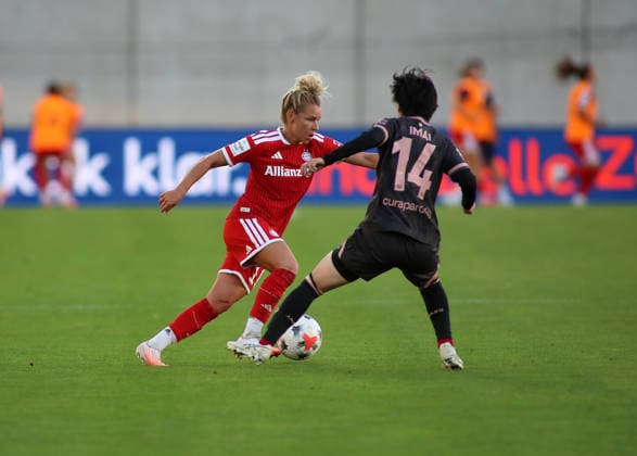 Fussball, Frauen, Google Pixel Frauen Bundesliga, 2.Spieltag, Saison 2026 2027, FC Bayern München - 1.FSV Mainz 05, Campus Linda Dallmann (FC Bayern München) (li.) mit Yurina Imai (1. FSV Mainz 05) (re.) im Zweikampf um den Ball *** Soccer, Women, Google Pixel Women s Bundesliga, Matchday 2, 2026–2027 Season, FC Bayern Munich 1 vs. FSV Mainz 05, Campus Linda Dallmann of FC Bayern Munich (left) and Yurina Imai of FSV Mainz 05 (right) battling for the ball