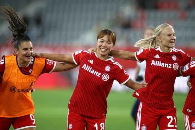 Fussball, Frauen, Google Pixel Frauen Bundesliga, 2.Spieltag, Saison 2026 2027, FC Bayern München - 1.FSV Mainz 05, Campus Jovana Damnjanovic (FC Bayern München) mit Momoko Tanikawa (FC Bayern München) und Pernille Harder (FC Bayern München) (v.l.n.r.) beim Feiern vor der Fankurve *** Soccer, Women, Google Pixel Women s Bundesliga, Matchday 2, 2026–2027 Season, FC Bayern Munich 1 FSV Mainz 05, Campus Jovana Damnjanovic FC Bayern Munich with Momoko Tanikawa FC Bayern Munich and Pernille Harder FC Bayern Munich (from left to right) celebrating in front of the fan section