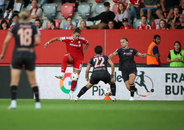 Fussball, Frauen, Google Pixel Frauen Bundesliga, 2.Spieltag, Saison 2026 2027, FC Bayern München - 1.FSV Mainz 05, Campus Lena Oberdorf (FC Bayern München) spielt einen Ball *** Soccer, Women, Google Pixel Women s Bundesliga, Matchday 2, 2026–2027 Season, FC Bayern Munich 1, FSV Mainz 05, Campus Lena Oberdorf; FC Bayern Munich plays a game