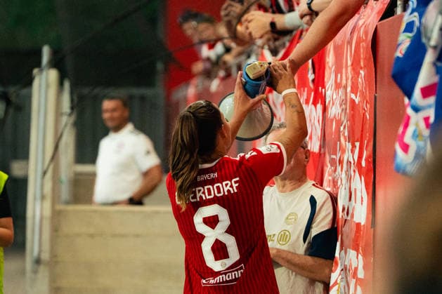 Fussball: Google Pixel Frauen-Bundesliga, 2. Spieltag, FC Bayern München Frauen - 1. FSV Mainz 05 Frauen am 31.08.2026 in München (FC Bayern Campus-Stadion), Deutschland, Saison 2026 2027: Lena Oberdorf (FC Bayern München, 8) Megafon Fans München FC Bayern Campus-Stadion Deutschland *** Soccer: Google Pixel Women s Bundesliga, Matchday 2, FC Bayern Munich Women vs. FSV Mainz 05 Women on August 31, 2026, at FC Bayern Campus Stadium in Munich, Germany, 2026–2027 season. Lena Oberdorf, FC Bayern Munich; 8 Megafon fans; Munich; FC Bayern Campus Stadium; Germany Copyright: xPhilippxImhofx