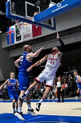 Iceland v Turkiye - FIBA Basketball World Cup 2027 European Qualifiers REYKJAVIK, ICELAND - AUGUST 31: Malachi Flynn (11) of Turkiye in action against Tryggvi Hlinason (L) of Iceland during the FIBA Basketball World Cup 2027 European Qualifiers Second Round Group J match between Iceland and Turkiye at Laugardalsholl in Reykjavik, Iceland, on August 31, 2026. Muhammed Enes Yildirim Anadolu Reykjavik Iceland. Editorial use only. Please get in touch for any other usage.  Copyright: x2026xAnadoluxMuhammedxEnesxYildirimx