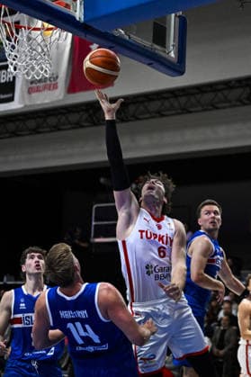 Iceland v Turkiye - FIBA Basketball World Cup 2027 European Qualifiers REYKJAVIK, ICELAND - AUGUST 31: Cedi Osman (6) of Turkiye in action against Kristinn Palsson (14) of Iceland during the FIBA Basketball World Cup 2027 European Qualifiers Second Round Group J match between Iceland and Turkiye at Laugardalsholl in Reykjavik, Iceland, on August 31, 2026. Muhammed Enes Yildirim Anadolu Reykjavik Iceland. Editorial use only. Please get in touch for any other usage.  Copyright: x2026xAnadoluxMuhammedxEnesxYildirimx