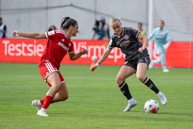 Kampf um den Ball Zweikampf zwischen Jovana Damnjanovic (FC Bayern Muenchen Frauen, 09) und Paula Flach (1. FSV Mainz 05, 18) GER, FC Bayern Muenchen Frauen vs. 1. FSV Mainz 05, Fussball, Google Pixel Frauen-Bundesliga, 2. Spieltag, Saison 2026 2027, 31.08.2026 (DFL DFB REGULATIONS PROHIBIT ANY USE OF PHOTOGRAPHS as IMAGE SEQUENCES and or QUASI-VIDEO). Foto: HMB Media Heike Feiner *** Battle for the Ball: Tackle between Jovana Damnjanovic (FC Bayern Munich Women, No. 09) and Paula Flach (1. FSV Mainz 05, No. 18), GER, FC Bayern Munich Women vs. 1. FSV Mainz 05, soccer, Google Pixel Women’s Bundesliga, Matchday 2, 2026–2027 season, August 31, 2026 DFL DFB regulations prohibit any use of photographs as image sequences and or quasi-video. Photo: HMB Media, Heike Feiner Copyright: HMBxMedia HeikexFeiner