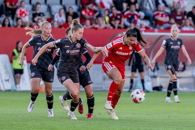 Jovana Damnjanovic (FC Bayern Muenchen Frauen, 09) kann hier von Saskia Matheis (1. FSV Mainz 05, 19) nur per Foul gestoppt werden GER, FC Bayern Muenchen Frauen vs. 1. FSV Mainz 05, Fussball, Google Pixel Frauen-Bundesliga, 2. Spieltag, Saison 2026 2027, 31.08.2026 (DFL DFB REGULATIONS PROHIBIT ANY USE OF PHOTOGRAPHS as IMAGE SEQUENCES and or QUASI-VIDEO). Foto: HMB Media Heike Feiner *** Jovana Damnjanovic of FC Bayern Munich Women (No. 9) can only be stopped here by a foul from Saskia Matheis of 1 FSV Mainz 05 (No. 19), GER, FC Bayern Munich Women vs. 1 FSV Mainz 05, Soccer, Google Pixel Women’s Bundesliga, Matchday 2, 2026–2027 Season, August 31, 2026 DFL DFB REGULATIONS PROHIBIT ANY USE OF PHOTOGRAPHS as IMAGE SEQUENCES and or QUASI-VIDEO Photo: HMB Media, Heike Feiner Copyright: HMBxMedia HeikexFeiner