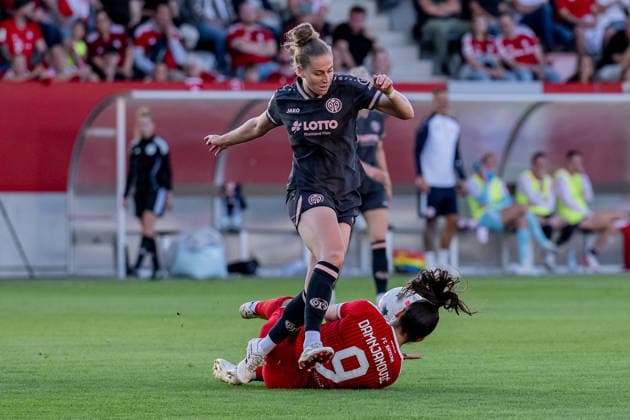 Jovana Damnjanovic (FC Bayern Muenchen Frauen, 09) kann hier von Saskia Matheis (1. FSV Mainz 05, 19) nur per Foul gestoppt werden GER, FC Bayern Muenchen Frauen vs. 1. FSV Mainz 05, Fussball, Google Pixel Frauen-Bundesliga, 2. Spieltag, Saison 2026 2027, 31.08.2026 (DFL DFB REGULATIONS PROHIBIT ANY USE OF PHOTOGRAPHS as IMAGE SEQUENCES and or QUASI-VIDEO). Foto: HMB Media Heike Feiner *** Jovana Damnjanovic of FC Bayern Munich Women, No. 09, can only be stopped by a foul from Saskia Matheis of 1 FSV Mainz 05, No. 19, GER, FC Bayern Munich Women vs. 1. FSV Mainz 05, Soccer, Google Pixel Women’s Bundesliga, Matchday 2, 2026–2027 Season, August 31, 2026 DFL DFB regulations prohibit any use of photographs as image sequences and or quasi-video. Photo: HMB Media, Heike Feiner Copyright: HMBxMedia HeikexFeiner