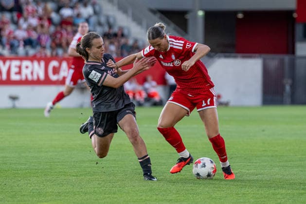 Kampf um den Ball Zweikampf zwischen Kara Bathmann (1. FSV Mainz 05, 04) und Klara Buehl (FC Bayern Muenchen Frauen, 17) GER, FC Bayern Muenchen Frauen vs. 1. FSV Mainz 05, Fussball, Google Pixel Frauen-Bundesliga, 2. Spieltag, Saison 2026 2027, 31.08.2026 (DFL DFB REGULATIONS PROHIBIT ANY USE OF PHOTOGRAPHS as IMAGE SEQUENCES and or QUASI-VIDEO). Foto: HMB Media Heike Feiner *** Battle for the Ball: Tackle between Kara Bathmann (1 FSV Mainz 05, 04) and Klara Buehl (FC Bayern Munich Women, 17 GER), FC Bayern Munich Women vs. 1. FSV Mainz 05, Soccer, Google Pixel Women’s Bundesliga, Matchday 2, 2026–2027 Season, August 31, 2026 DFL DFB regulations prohibit any use of photographs as image sequences and or quasi-video. Photo: HMB Media, Heike Feiner Copyright: HMBxMedia HeikexFeiner