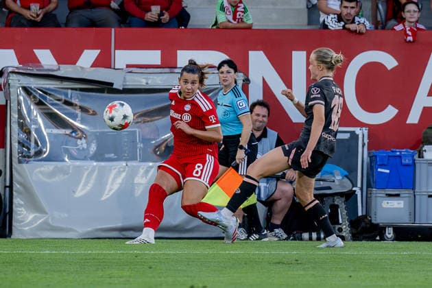 Lena Oberdorf (FC Bayern Muenchen Frauen, 08) vor Paula Flach (1. FSV Mainz 05, 18) am Ball GER, FC Bayern Muenchen Frauen vs. 1. FSV Mainz 05, Fussball, Google Pixel Frauen-Bundesliga, 2. Spieltag, Saison 2026 2027, 31.08.2026 (DFL DFB REGULATIONS PROHIBIT ANY USE OF PHOTOGRAPHS as IMAGE SEQUENCES and or QUASI-VIDEO). Foto: HMB Media Heike Feiner *** Lena Oberdorf, FC Bayern Munich Women, 08, ahead of Paula Flach, 1 FSV Mainz 05, 18, with the ball (GER), FC Bayern Munich Women vs. 1 FSV Mainz 05, Soccer, Google Pixel Women s Bundesliga, Matchday 2, 2026–2027 season, August 31, 2026. DFL and DFB regulations prohibit any use of photographs as image sequences and or quasi-video. Photo: HMB Media, Heike Feiner Copyright: HMBxMedia HeikexFeiner