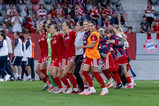 Die Muenchnerinnen feiern den Sieg vor der Fankurve GER, FC Bayern Muenchen Frauen vs. 1. FSV Mainz 05, Fussball, Google Pixel Frauen-Bundesliga, 2. Spieltag, Saison 2026 2027, 31.08.2026 (DFL DFB REGULATIONS PROHIBIT ANY USE OF PHOTOGRAPHS as IMAGE SEQUENCES and or QUASI-VIDEO). Foto: HMB Media Heike Feiner *** The Munich women celebrate their victory in front of the GER fan section, FC Bayern Munich Women vs. 1. FSV Mainz 05, Soccer, Google Pixel Women s Bundesliga, Matchday 2, 2026–2027 Season, August 31, 2026 DFL DFB regulations prohibit any use of photographs as image sequences and or quasi-video. Photo: HMB Media, Heike Feiner Copyright: HMBxMedia HeikexFeiner