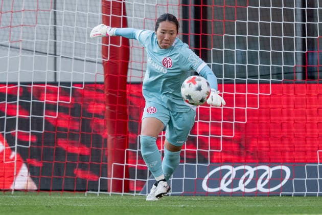 Mamiko Matsumoto (Torfrau, 1. FSV Mainz 05, 01) hat den Ball im Blick GER, FC Bayern Muenchen Frauen vs. 1. FSV Mainz 05, Fussball, Google Pixel Frauen-Bundesliga, 2. Spieltag, Saison 2026 2027, 31.08.2026 (DFL DFB REGULATIONS PROHIBIT ANY USE OF PHOTOGRAPHS as IMAGE SEQUENCES and or QUASI-VIDEO). Foto: HMB Media Heike Feiner *** Mamiko Matsumoto, goalkeeper for 1 FSV Mainz 05, 01, keeps her eyes on the ball (GER), FC Bayern Munich Women vs. 1 FSV Mainz 05, soccer, Google Pixel Women s Bundesliga, Matchday 2, 2026–2027 season, August 31, 2026 DFL and DFB regulations prohibit any use of photographs as image sequences and or quasi-video. Photo: HMB Media, Heike Feiner Copyright: HMBxMedia HeikexFeiner