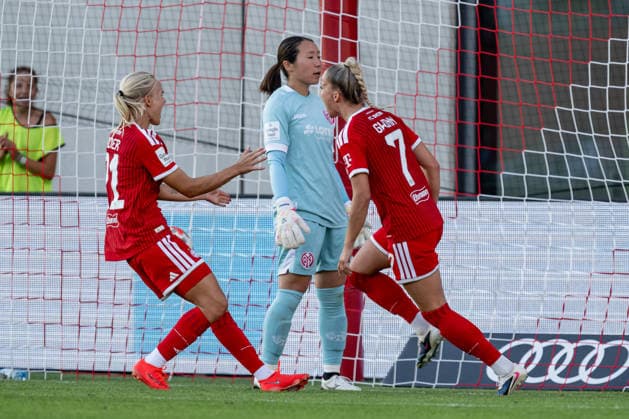 Giulia Gwinn (FC Bayern Muenchen Frauen, 07) bei ihrem Tor zum 1:0 gegen Mamiko Matsumoto (Torfrau, 1. FSV Mainz 05, 01), links jubelt Pernille Harder (FC Bayern Muenchen Frauen, 21) GER, FC Bayern Muenchen Frauen vs. 1. FSV Mainz 05, Fussball, Google Pixel Frauen-Bundesliga, 2. Spieltag, Saison 2026 2027, 31.08.2026 (DFL DFB REGULATIONS PROHIBIT ANY USE OF PHOTOGRAPHS as IMAGE SEQUENCES and or QUASI-VIDEO). Foto: HMB Media Heike Feiner *** Giulia Gwinn of FC Bayern Munich Women, No. 07, scoring her goal to make it 1–0 against goalkeeper Mamiko Matsumoto, No. 1 of FSV Mainz 05, 01; on the left, Pernille Harder of FC Bayern Munich Women, No. 21 (GER), celebrates; FC Bayern Munich Women vs. 1 FSV Mainz 05, soccer, Google Pixel Women’s Bundesliga, Matchday 2, 2026–2027 season, August 31, 2026. DFL and DFB regulations prohibit any use of photographs as image sequences and or quasi-video. Photo: HMB Media, Heike Feiner Copyright: HMBxMedia HeikexFeiner