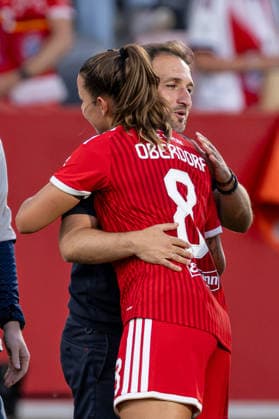 Jose Barcala (Chef-Trainer, FC Bayern Muenchen Frauen) umarmt Lena Oberdorf (FC Bayern Muenchen Frauen, 08) nach der Partie GER, FC Bayern Muenchen Frauen vs. 1. FSV Mainz 05, Fussball, Google Pixel Frauen-Bundesliga, 2. Spieltag, Saison 2026 2027, 31.08.2026 (DFL DFB REGULATIONS PROHIBIT ANY USE OF PHOTOGRAPHS as IMAGE SEQUENCES and or QUASI-VIDEO). Foto: HMB Media Heike Feiner *** Jose Barcala, Head Coach of FC Bayern Munich Women, hugs Lena Oberdorf of FC Bayern Munich Women, 08, after the match in Germany, FC Bayern Munich Women vs. 1 FSV Mainz 05, Soccer, Google Pixel Women s Bundesliga, Matchday 2, 2026–2027 season, August 31, 2026. DFL and DFB regulations prohibit any use of photographs as image sequences and or quasi-video. Photo: HMB Media, Heike Feiner Copyright: HMBxMedia HeikexFeiner