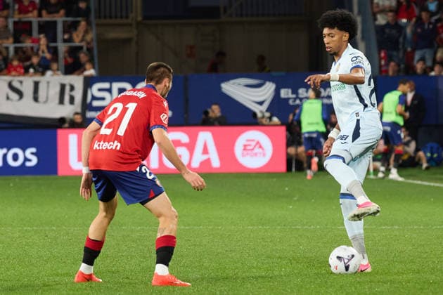 LaLiga EASports 2026 27 CA Osasuna v Getafe CF Johan Mojica (22. GET) (L) dribbles past Jonathan Dubasin (21. OSA) (R) during the LaLiga EA Sports match between CA Osasuna and Getafe CF played at El Sadar in Pamplona. Credit: Inigo Alzugaray Agencia LOF Pamplona