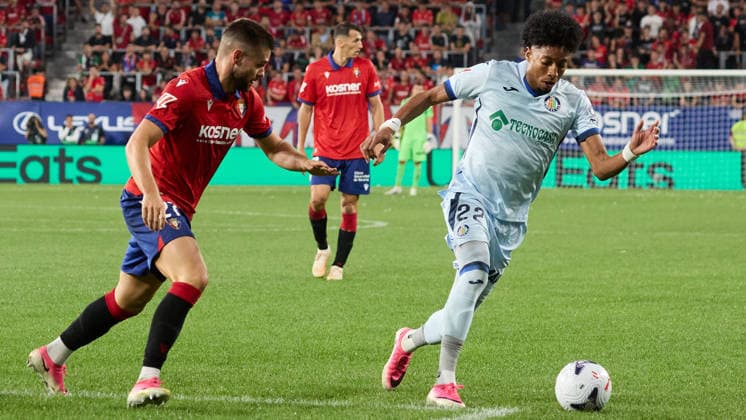 LaLiga EASports 2026 27 CA Osasuna v Getafe CF Johan Mojica (22. GET) (L) dribbles past Inigo Arguibide (27. OSA) (R) during the LaLiga EA Sports match between CA Osasuna and Getafe CF played at El Sadar in Pamplona. Credit: Inigo Alzugaray Agencia LOF Pamplona