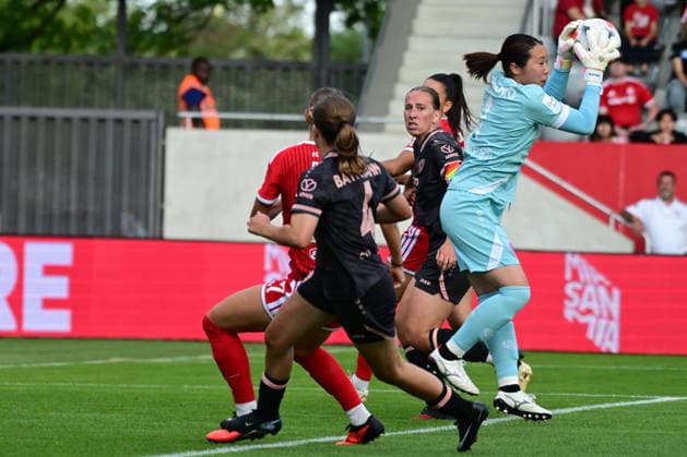 Frauenfußball - Torfrau MATSUMOTO Mamiko fängt die Flanke vor BÜHL Klara bei dem Google Pixel Frauenfußball-Bundesligaspiel des FC Bayern München gegen den 1. FSV Mainz 05 am 31.08.2026, Deutschland, Bayern München FC Bayern Campus Bayern Deutschland *** Women s Soccer: Goalkeeper Mamiko Matsumoto catches the cross ahead of Klara Bühler during the Google Pixel Women s Soccer Bundesliga match between FC Bayern Munich and 1. FSV Mainz 05 on August 31, 2026, in Munich, Bavaria, Germany, at the FC Bayern Campus, Bavaria, Germany