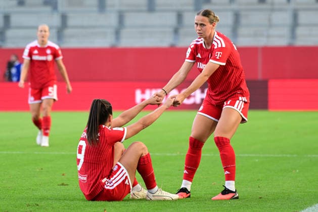 Frauenfußball - BÜHL Klara hilft DAMNJANOVIC Jovana nach Foul wieder hoch bei dem Google Pixel Frauenfußball-Bundesligaspiel des FC Bayern München gegen den 1. FSV Mainz 05 am 31.08.2026, Deutschland, Bayern München FC Bayern Campus Bayern Deutschland *** Women s Soccer: BÜHL s Klara helps DAMNJANOVIC Jovana back to her feet after a foul during the Google Pixel Women s Soccer Bundesliga match between FC Bayern Munich and 1. FSV Mainz 05 on August 31, 2026, in Munich, Bavaria, Germany, at the FC Bayern Campus, Bavaria, Germany