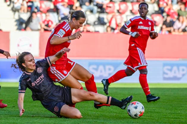 Frauenfußball - Zweikampf zwischen BATHMANN Kara und BÜHL Klara bei dem Google Pixel Frauenfußball-Bundesligaspiel des FC Bayern München gegen den 1. FSV Mainz 05 am 31.08.2026, Deutschland, Bayern München FC Bayern Campus Bayern Deutschland *** Women s Soccer: A tackle between Kara Bathmann and Klara Bühl during the Google Pixel Women s Soccer Bundesliga match between FC Bayern Munich and 1. FSV Mainz 05 on August 31, 2026, in Munich, Bavaria, at the FC Bayern Campus, Germany