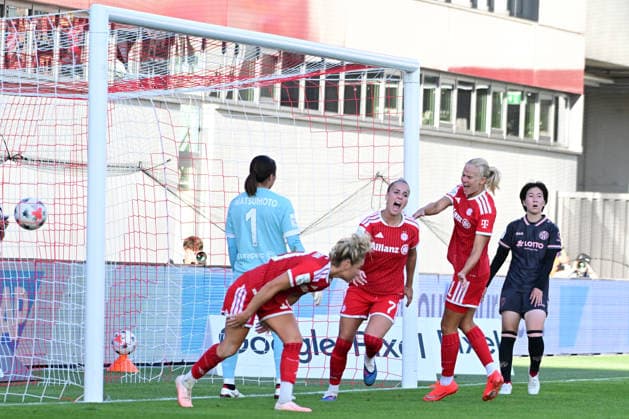 Frauenfußball - Torjubel zum 1:0 von Torschützin GWINN Giulia und HARDER Pernille bei dem Google Pixel Frauenfußball-Bundesligaspiel des FC Bayern München gegen den 1. FSV Mainz 05 am 31.08.2026, Deutschland, Bayern München FC Bayern Campus Bayern Deutschland *** Women s soccer: Goal celebration for the 1-0 goal by scorers Giulia GWINN and Pernille HARDER during the Google Pixel Women s Soccer Bundesliga match between FC Bayern Munich and 1. FSV Mainz 05 on August 31, 2026, Germany, Munich, FC Bayern Campus, Bavaria, Germany