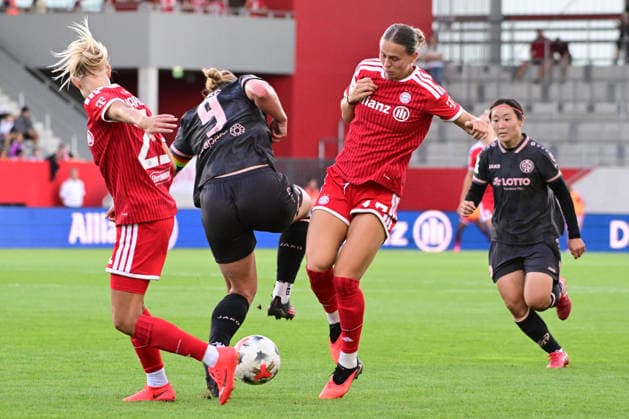 Frauenfußball - Kampf um den Ball zwischen HARDER Pernille, BERG Johanna und BÜHL Klara bei dem Google Pixel Frauenfußball-Bundesligaspiel des FC Bayern München gegen den 1. FSV Mainz 05 am 31.08.2026, Deutschland, Bayern München FC Bayern Campus Bayern Deutschland *** Women s Soccer: A battle for the ball between Pernille HARDER, Johanna BERG, and Klara BÜHL during the Google Pixel Women s Soccer Bundesliga match between FC Bayern Munich and 1. FSV Mainz 05 on August 31, 2026, in Munich, Bavaria, at the FC Bayern Campus, Germany