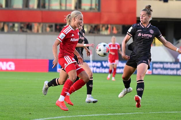 Frauenfußball - HARDER Pernille und MATHEIS Saskia bei dem Google Pixel Frauenfußball-Bundesligaspiel des FC Bayern München gegen den 1. FSV Mainz 05 am 31.08.2026, Deutschland, Bayern München FC Bayern Campus Bayern Deutschland *** Women s Soccer: Pernille HARDER and Saskia MATHEIS at the Google Pixel Women s Bundesliga match between FC Bayern Munich and 1. FSV Mainz 05 on August 31, 2026, Germany, Munich, FC Bayern Campus, Bavaria, Germany