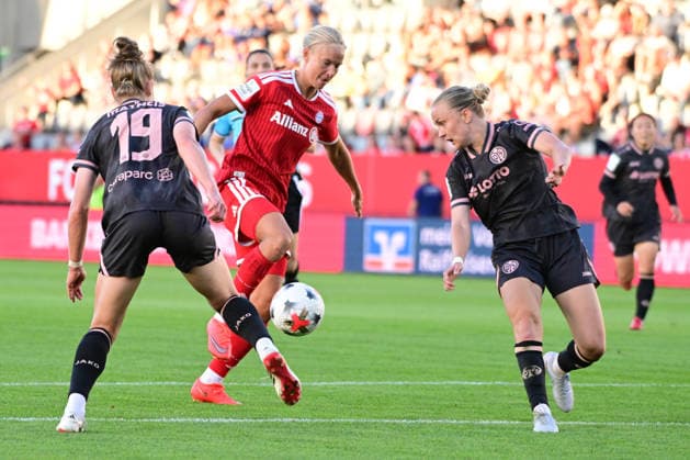Frauenfußball - MATHEIS Saskia und HARDER Pernille bei dem Google Pixel Frauenfußball-Bundesligaspiel des FC Bayern München gegen den 1. FSV Mainz 05 am 31.08.2026, Deutschland, Bayern München FC Bayern Campus Bayern Deutschland *** Women s Soccer: Saskia Matheis and Pernille Harder at the Google Pixel Women s Bundesliga match between FC Bayern Munich and 1. FSV Mainz 05 on August 31, 2026, in Munich, Bavaria, at the FC Bayern Campus, Munich, Germany