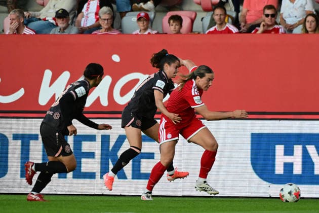 Frauenfußball - TAKIZAWA Rio, KATS Vital und GILLES Vanessa bei dem Google Pixel Frauenfußball-Bundesligaspiel des FC Bayern München gegen den 1. FSV Mainz 05 am 31.08.2026, Deutschland, Bayern München FC Bayern Campus Bayern Deutschland *** Women s Soccer: TAKIZAWA Rio, KATS Vital, and GILLES Vanessa at the Google Pixel Women s Bundesliga match between FC Bayern Munich and 1. FSV Mainz 05 on August 31, 2026, in Munich, Bavaria, Germany, at the FC Bayern Campus, Bayern, Germany