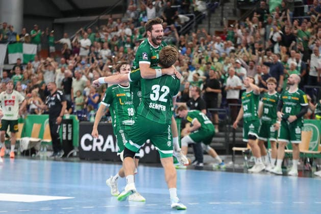 Handball, HBL2: SC DHfK Leipzig - GWD Minden; 31.08.2026 Lukas Binder (11, SC DHfK Leipzig) springt jubelnd auf den Torschützen Franz Semper (32, SC DHfK Leipzig). Handball, 2. Bundesliga, Saison 2026 2027, 1. Spieltag: SC DHfK Leipzig vs. GWD Minden am 31.08.2026 in der Quarterback Immobilien Arena Leipzig. Copyright: xBEAUTIFULxSPORTS JanxKaeferx
