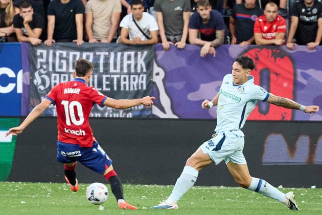 LaLiga EASports 2026 27 CA Osasuna v Getafe CF Aimar Oroz (10. OSA) (L) battles for the ball with Martin Satriano (10. GET) during the LaLiga EA Sports match between CA Osasuna and Getafe CF played at El Sadar in Pamplona. Credit: Inigo Alzugaray Agencia LOF Pamplona