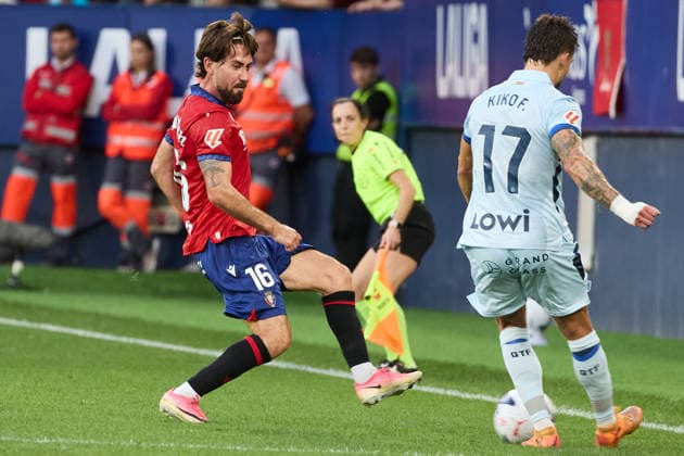 LaLiga EASports 2026 27 CA Osasuna v Getafe CF Moi Gomez (16. OSA) (L) blocks the shot from Kiko Femenia (17. GET) (R) during the LaLiga EA Sports match between CA Osasuna and Getafe CF played at El Sadar in Pamplona. Credit: Inigo Alzugaray Agencia LOF Pamplona