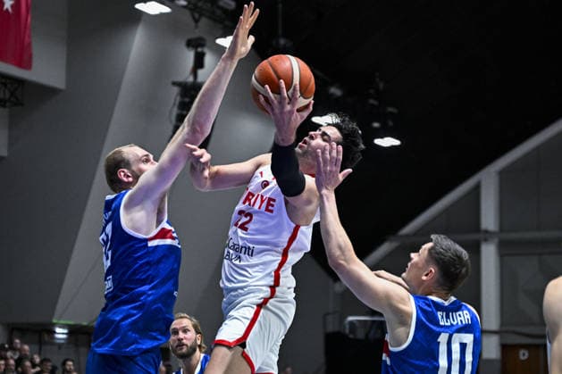 Iceland v Turkiye - FIBA Basketball World Cup 2027 European Qualifiers REYKJAVIK, ICELAND - AUGUST 31: Furkan Korkmaz (C) of Turkiye in action against Elvar Fridriksson (10) of Iceland during the FIBA Basketball World Cup 2027 European Qualifiers Second Round Group J match between Iceland and Turkiye at Laugardalsholl in Reykjavik, Iceland, on August 31, 2026. Muhammed Enes Yildirim Anadolu Reykjavik Iceland. Editorial use only. Please get in touch for any other usage.  Copyright: x2026xAnadoluxMuhammedxEnesxYildirimx