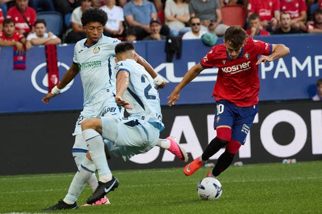 LaLiga EASports 2026 27 CA Osasuna v Getafe CF Johan Mojica (22. GET), Zaid Romero (24. GET) and Aimar Oroz (10. OSA) during the LaLiga EA Sports match between CA Osasuna and Getafe CF played at El Sadar in Pamplona. Credit: Inigo Alzugaray Agencia LOF Pamplona