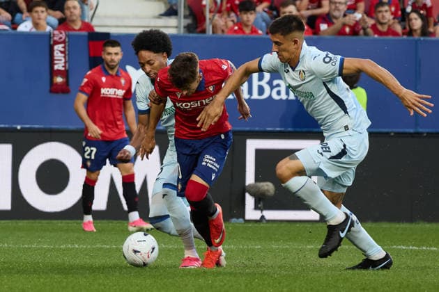 LaLiga EASports 2026 27 CA Osasuna v Getafe CF Johan Mojica (22. GET), Aimar Oroz (10. OSA) and Zaid Romero (24. GET) during the LaLiga EA Sports match between CA Osasuna and Getafe CF played at El Sadar in Pamplona. Credit: Inigo Alzugaray Agencia LOF Pamplona