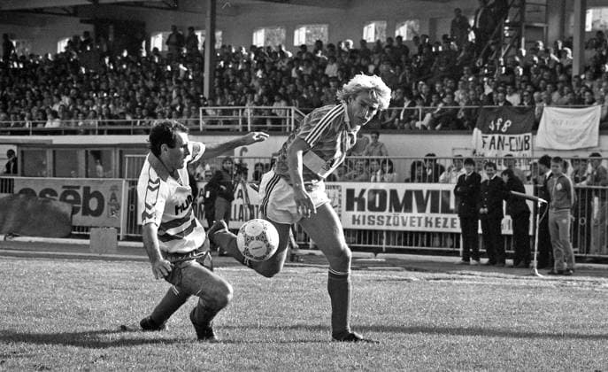 05.10.88 FC Tatabanya - VfB Stuttgart Ungarn, Tatabanya, 05.10.1988, Fussball, UEFA-Pokal, Saison 1988 1989, FC Tatabanya - VfB Stuttgart (2:1): v.l. Karoly Csapo (FC Tatabanya), Jürgen Klinsmann (VfB Stuttgart).