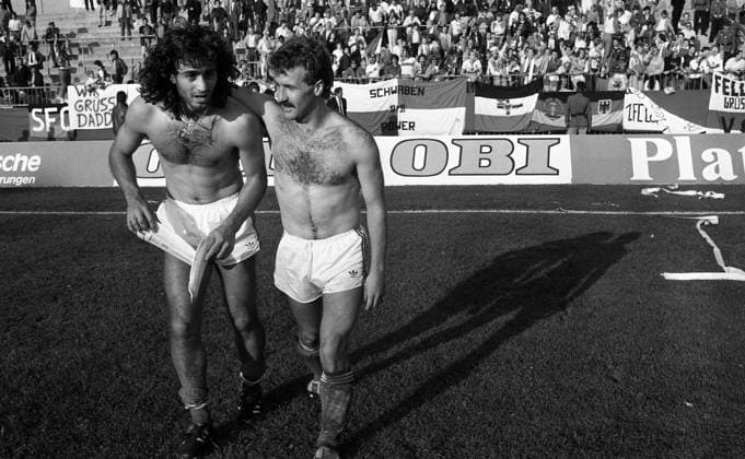 05.10.88 FC Tatabanya - VfB Stuttgart Ungarn, Tatabanya, 05.10.1988, Fussball, UEFA-Pokal, Saison 1988 1989, FC Tatabanya - VfB Stuttgart (2:1): v.l. Maurizio Gaudino, Fritz Walter (beide VfB Stuttgart).