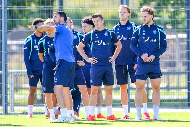 31.08.2026, Fußball, Training Karlsruher SC, 2. Fußball-Bundesliga, Trainingsplatz am BBBank Wildpark in Karlsruhe, Saison 2026 2027: Athletiktrainer Mauro Zanoguera (KSC mz) gibt Kevin Wiethaup (KSC 07) Santeri Väänänen (KSC 06) Sebastian Jung (KSC 02) Marvin Wanitzek (KSC 10) Marcel Franke (KSC 28) Christoph Kobald (KSC 22) Anweisungen an DFB regulations prohibit any use of photographs as image sequences and or quasi-video. Baden-Württemberg Deutschland *** August 31, 2026, Soccer, Karlsruher SC Practice, 2. Bundesliga, Training Field at BBBank Wildpark in Karlsruhe, 2026–2027 season: Athletic trainer Mauro Zanoguera (KSC mz) instructs Kevin Wiethaup (KSC 07), Santeri Väänänen (KSC 06), Sebastian Jung (KSC 02), Marvin Wanitzek (KSC 10), Marcel Franke (KSC 28), and Christoph Kobald (KSC 2)2 Instructions: DFB regulations prohibit any use of photographs as image sequences and or quasi-video. Baden-Württemberg, Germany